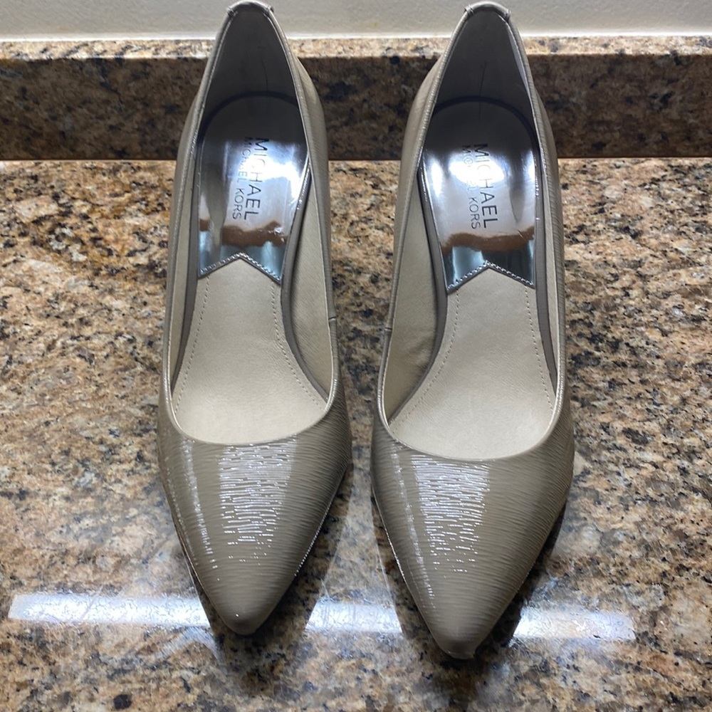 Michael Kors Flex Mid Pump (pearl grey) size 8.5